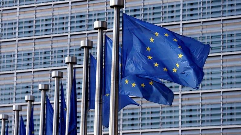 Na imagem, bandeiras da União Europeia na sede da Comissão Europeia, órgão executivo do bloco, em Bruxelas