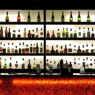 O balcão de bar revela traços culturais de diferentes povos