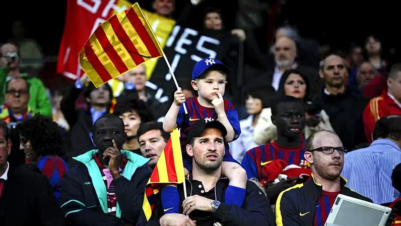 Pai e filho na torcida do Barcelona — Foto: David Ramos/Getty Images