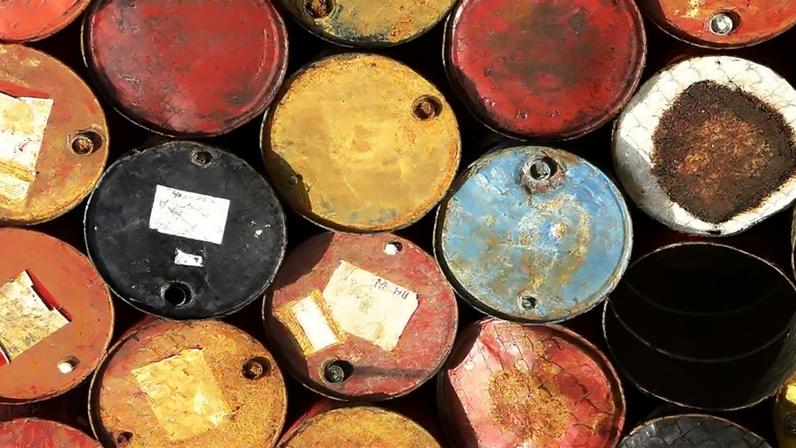 A China tem de 1,1 bilhão a 1,3 bilhão de barris de petróleo em estoque; na imagem, barris de petróleo