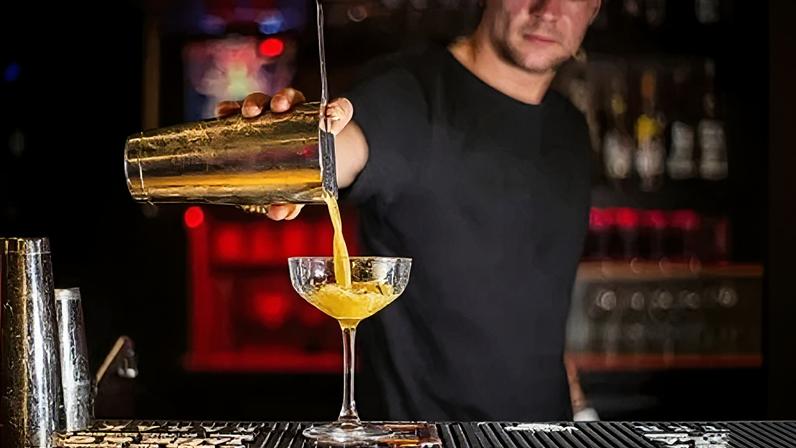 Saiba o que é guest bartending, prática do mundo da coquetelaria