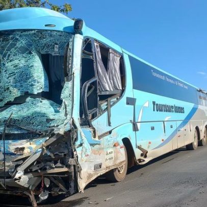 Colisão entre ônibus de transporte e furgão mata motorista na MGC-135