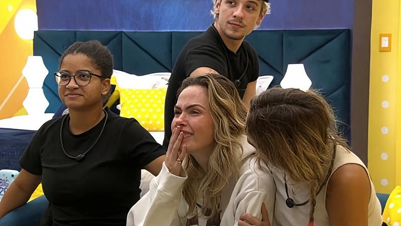 Ana Paula Renault se emociona no Quarto do Líder ao ver fotos da família