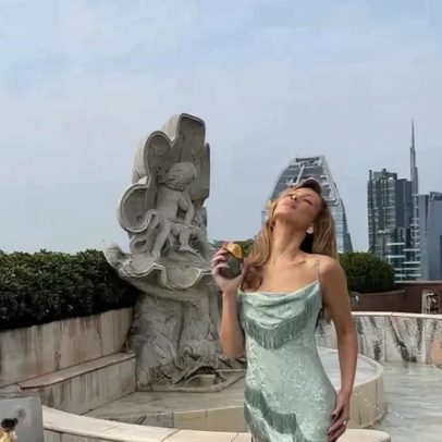 Bella Hadid imita Nicole Kidman em Dior vintage com recortes