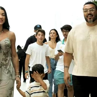Belo passeia com Rayane Figliuzzi e o enteado em shopping no Rio
