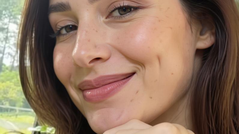 Bianca Andrade mostra resultado de transplante de sobrancelha, ainda inchada