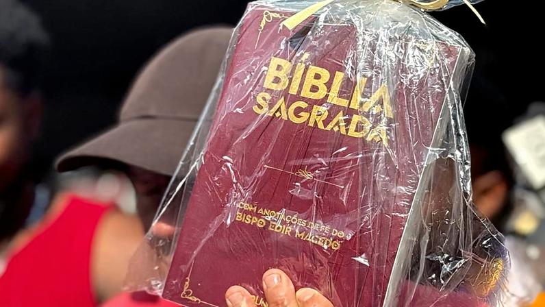 Universal distribui 700 Bíblias em comunidade