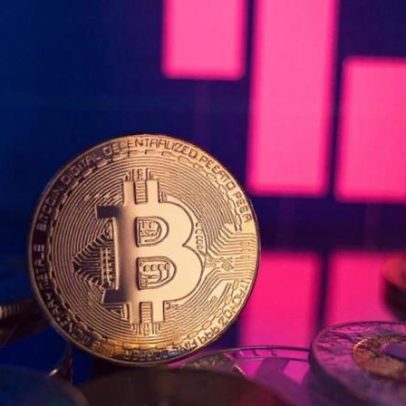 Bitcoin cai abaixo de US$70 mil com incertezas sobre Irã e regulação nos EUA