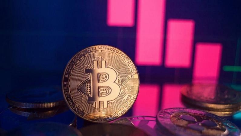 moeda de bitcoin frente a gráfico de queda