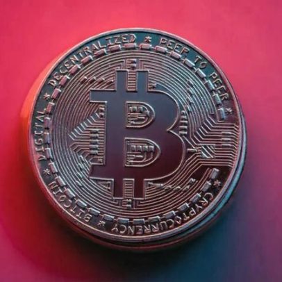 Bitcoin cai para US$ 65 mil e analisa possíveis trajetórias de preço