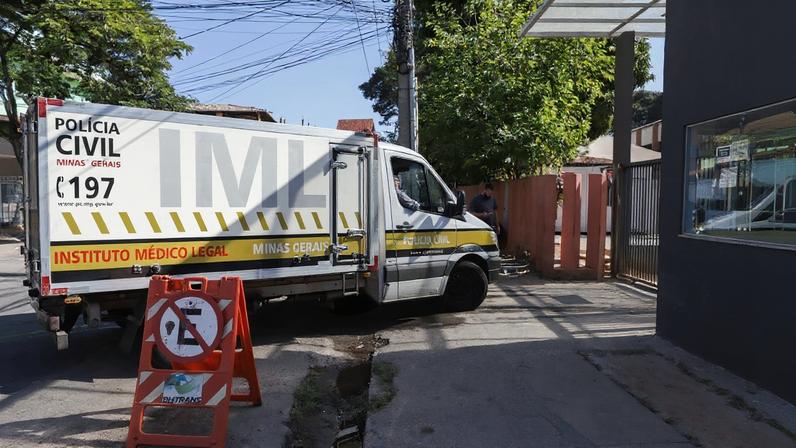 Corpo da vítima foi retirado do local do crime pelo rabecão da Polícia Civil