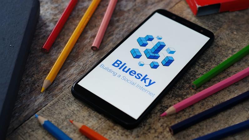 Imagem da matéria: O que é Bluesky? A rede social descentralizada rival do X de Elon Musk