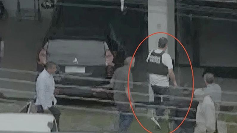 O ex-presidente Jair Bolsonaro (PL), 71 anos, chegou à sua casa no condomínio Solar de Brasília, no Jardim Botânico (DF); estava usando um colete à prova de bala
