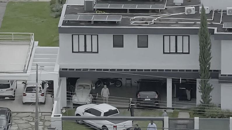 O ex-presidente Jair Bolsonaro (PL), 71 anos, chegou à sua casa no condomínio Solar de Brasília, no Jardim Botânico (DF); estava usando um colete à prova de balas
