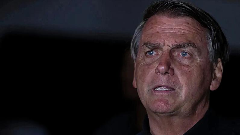 O senador Flávio Bolsonaro e o pai, Jair Bolsonaro, ainda durante o governo do ex-presidente.