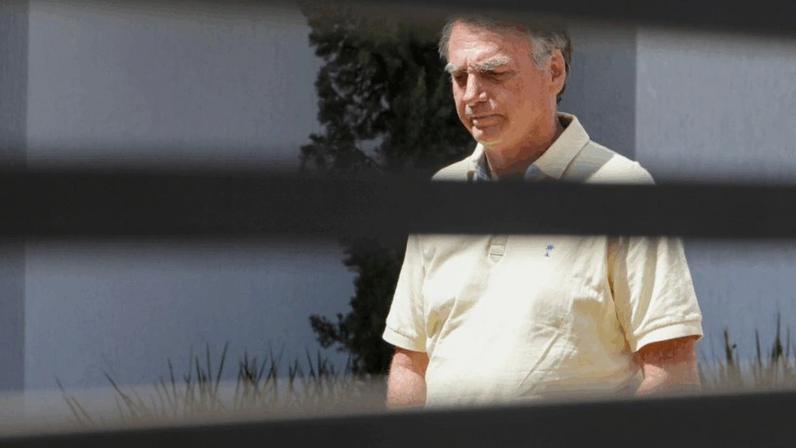 Moraes concede prisão domiciliar a Bolsonaro após 7 pedidos