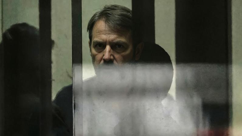Senador informou que foi avisado da situação do pai nesta manhã. Bolsonaro está preso na "Papudinha" desde 15 de janeiro. (Foto: Isaac Fontana/EFE)