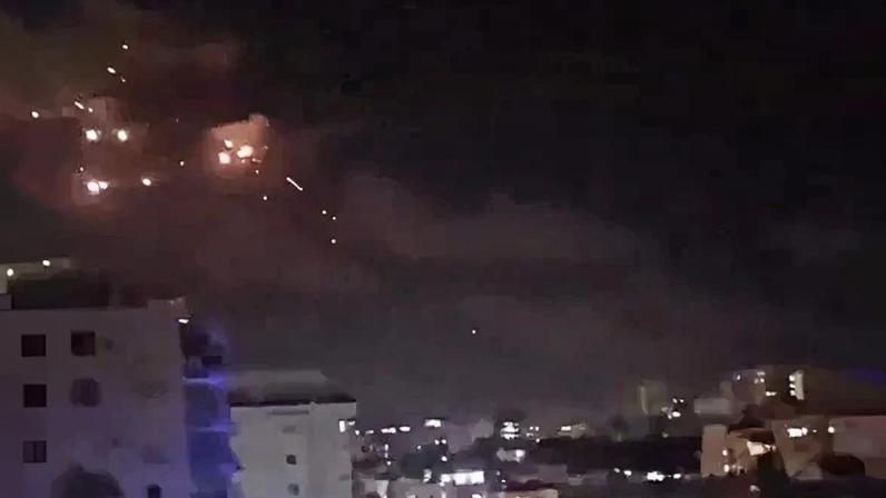 Imagens divulgadas nas redes sociais mostram mísseis iranianos vistos no céu de Israel, na madrugada de 2ª feira (23.mar.2026)