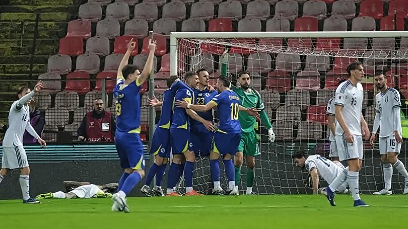 Jogadores da Bósnia comemoram o gol de Tabakovic, o de empate contra a Itália na repescagem da Copa do Mundo