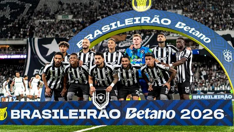 Elenco do Botafogo antes de partida pelo Brasileirão no estádio Nilton Santos, no Rio de Janeiro (Foto: João Luna/Gazeta Press)