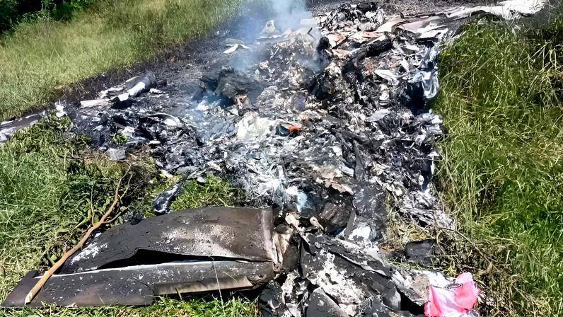 Avião de pequeno porte cai e deixa dois homens mortos em Rio Claro (RJ)