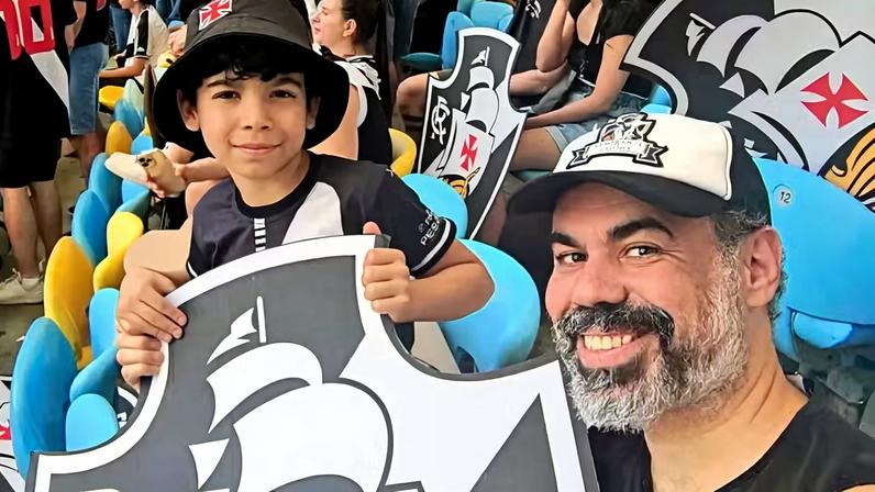 Francisco aparece ao lado do pai, Vinicius, em foto na torcida do Vasco