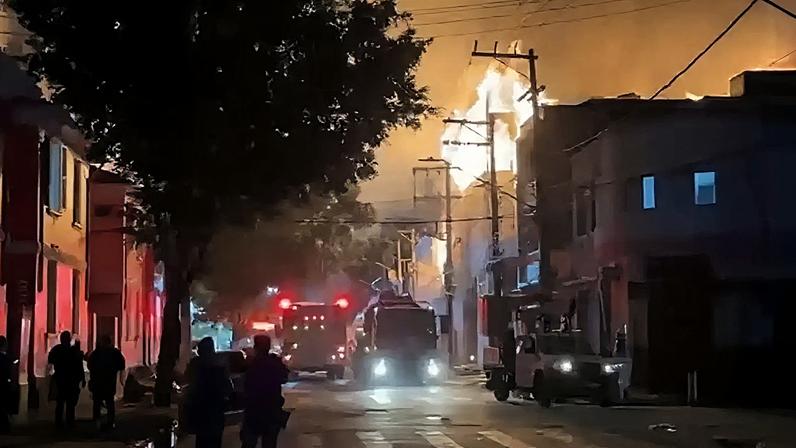 Fogo atinge uma fábrica de mesas de sinuca no Brás, em SP