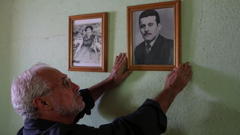 O artesão Nasser Gazel mora na mesma casa em Ataléia (MG) onde o pai, Hassen Gazel recebeu e abrigou Nawaf Ben Youssef Ghazaleh, assassino de ditador sírio