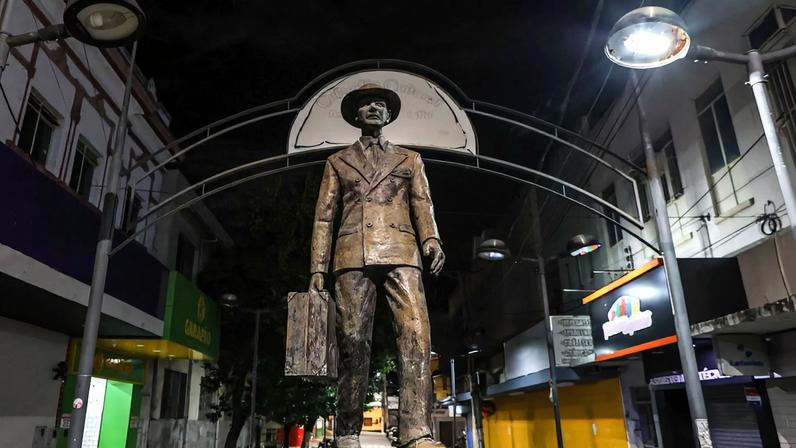 Estátua em homenagem a caixeiro viajante no centro de Teófilo Otoni (MG): esta era geralmente a primeira profissão dos primeiros imigrantes sírios e libaneses no Vale do Mucuri