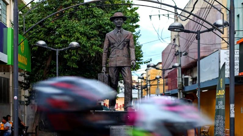 Estátua em homenagem a caixeiro viajante no centro de Teófilo Otoni (MG): esta era geralmente a primeira profissão dos primeiros imigrantes sírios e libaneses no Vale do Mucuri