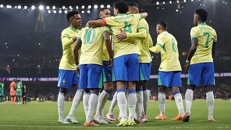 Jogadores da Seleção Brasileira comemoram o segundo gol na vitória sobre Senegal