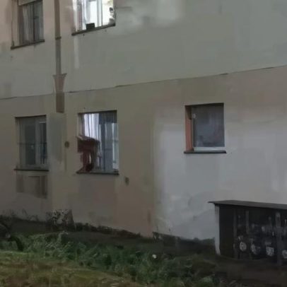 Mulher salta do 3º andar com filha para fugir de agressões do companheiro