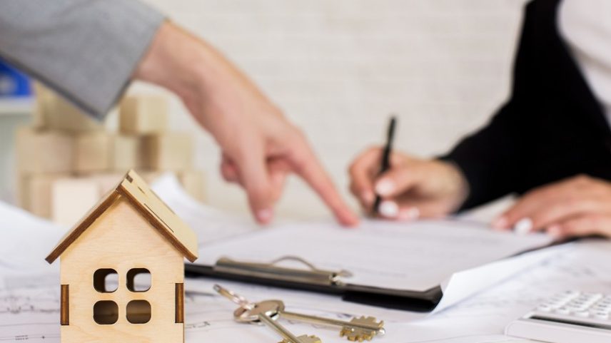 Antes de assinar a compra do imóvel, é fundamental ler o contrato com atenção: cláusulas sobre multas, prazos de entrega, alterações de projeto e cobranças indevidas estão entre as abusividades mais comuns no mercado imobiliário