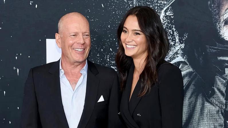 Bruce Willis com a mulher, Emma Heming, na première de Vidro, em 2019