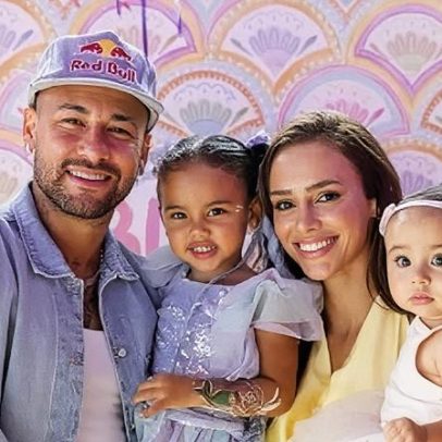 Bruna Biancardi posa com as filhas de Neymar em foto familiar