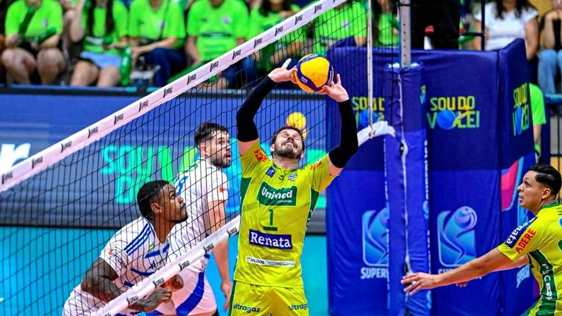 Bruninho em ação no duelo entre Campinas x Cruzeiro — Foto: Pedro Teixeira/Vôlei Renata