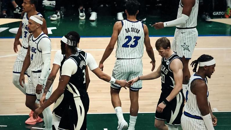 Após nova derrota, Bucks ficam fora dos playoffs