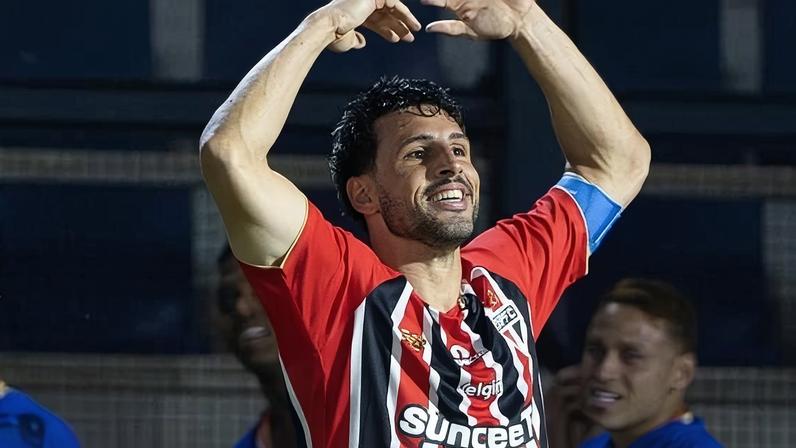 São Paulo vence Bragantino e segue na liderança do Brasileirão