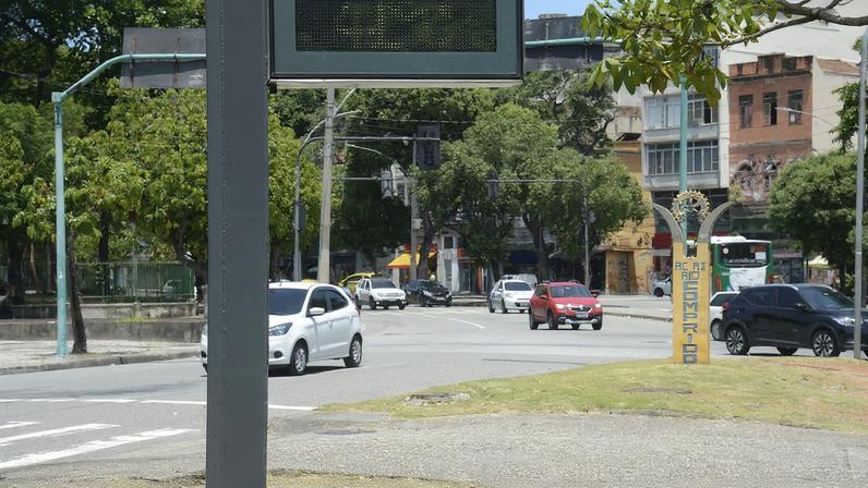 Termômetros marcando 41°C em um dia de calor intenso no Rio de Janeiro
