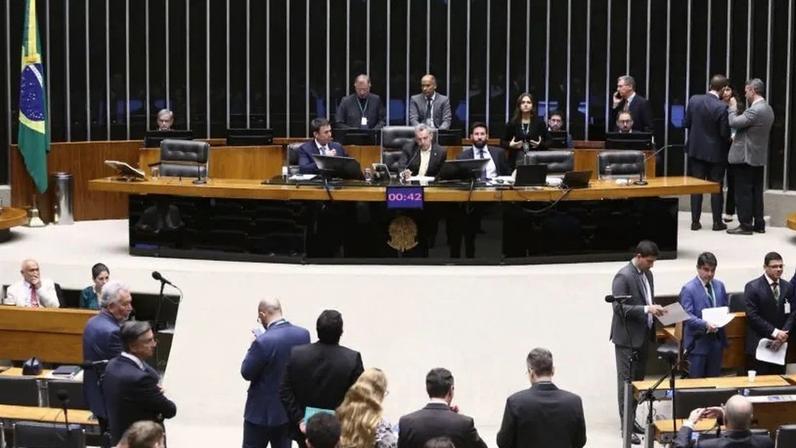 Na imagem, o plenário da Câmara durante votação em 25 de março