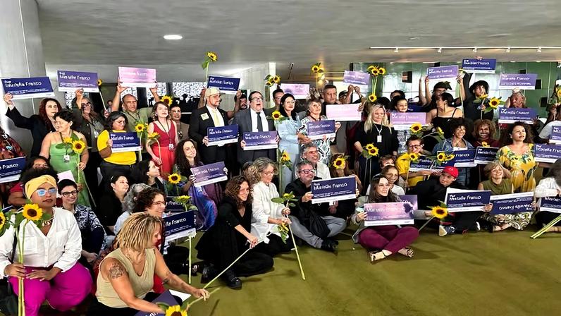 Grupo prestou homenagem a Marielle Franco na Câmara dos Deputados nesta quarta-feira (11) — Foto: Luiz Felipe Barbiéri/g1