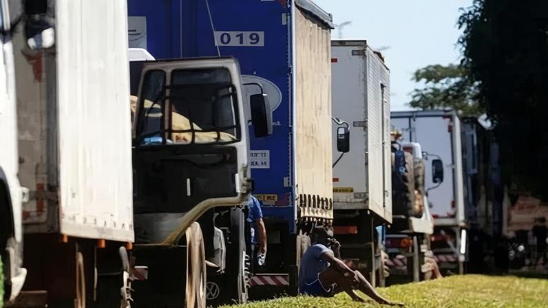 Fila de caminhões