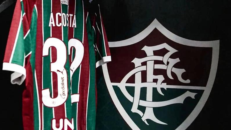 Camisa de Lucho Acsota, do Fluminense, no vestiário (Foto: Reprodução/Fluminense)