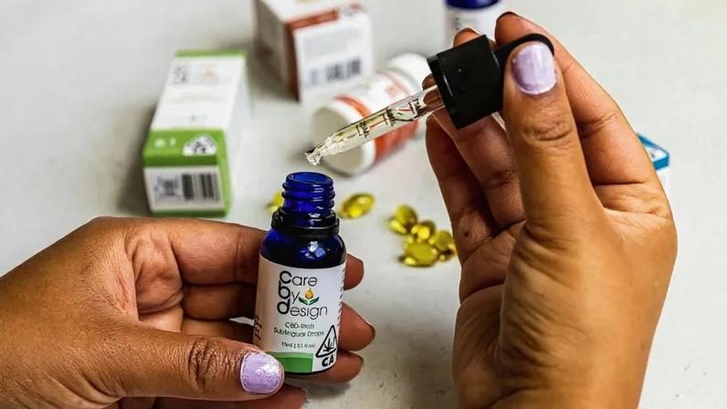 A cannabis, especialmente na esfera farmacêutica, caminha para um comportamento próximo ao de genéricos, com compressão de margem e disputa por distribuição, diz a articulista