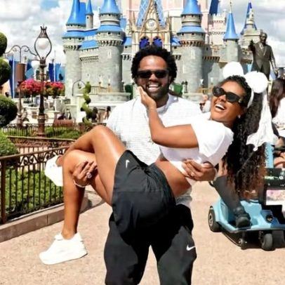 Xande de Pilares pede Thay Pereira em casamento na Disney