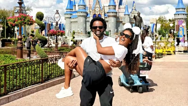 Xande de Pilares pede Thay Pereira em casamento na Disney