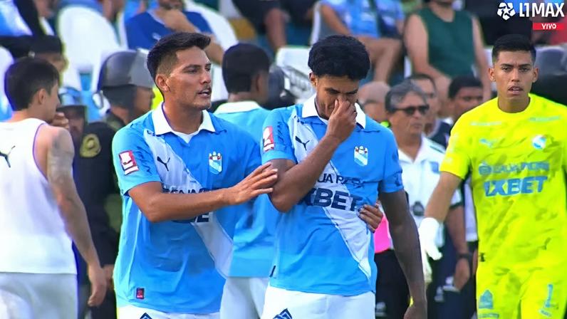 Brasileiro Cris Silva (centro), do Sporting Cristal, acusou um rival do Alianza Atlético de racismo — Foto: Reprodução