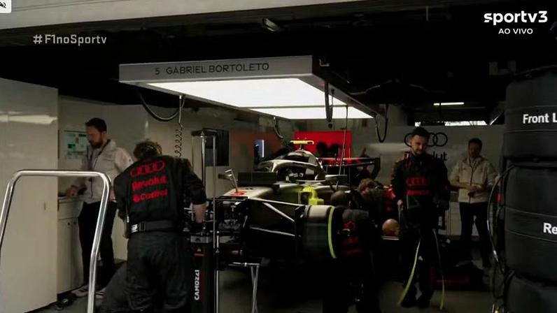 Audi tenta reparar carro de Bortoleto antes da corrida — Foto: Reprodução