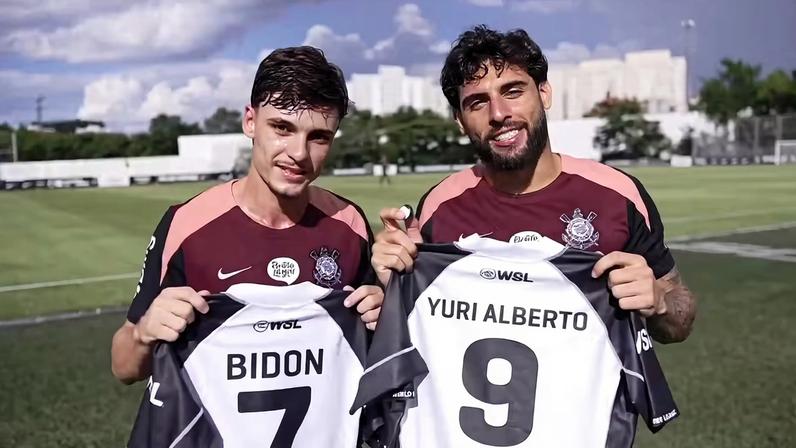 Breno Bidon e Yuri Alberto posam com lycras enviadas pela WSL — Foto: Reprodução/Corinthians e WSL