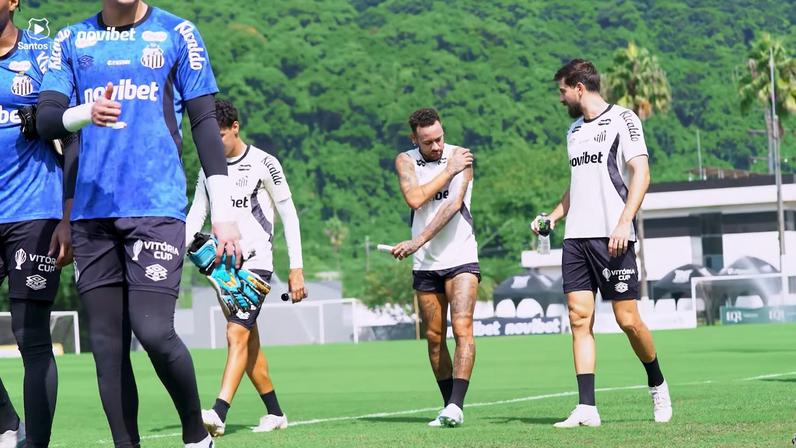 Neymar e Luan Peres durante treino no Santos — Foto: Reprodução/Santos TV